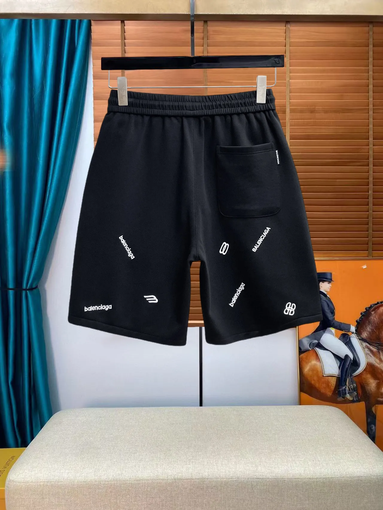 Balenciaga's three-standard complete 2026 summer New Arrival men's casual shorts, advanced custom-made Breathable fabric, Breathable fabric, extremely stretchy and comfortable, impeccable details, top-grade accessories, original logo design concept, delicate and soft feel! The upper body fit is awesome! Size: M-XXXL Please state your height and weight when ordering